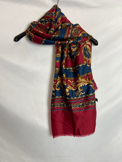 OTRAS. Fular burdeos multiestampado.