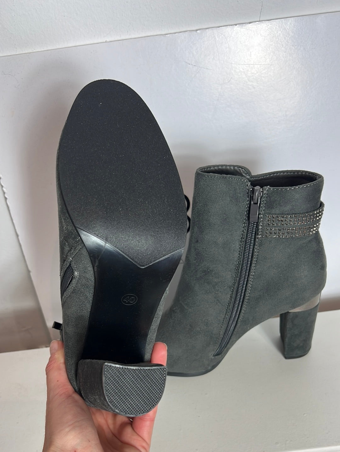 AITA. Botines grises detalles. T 40