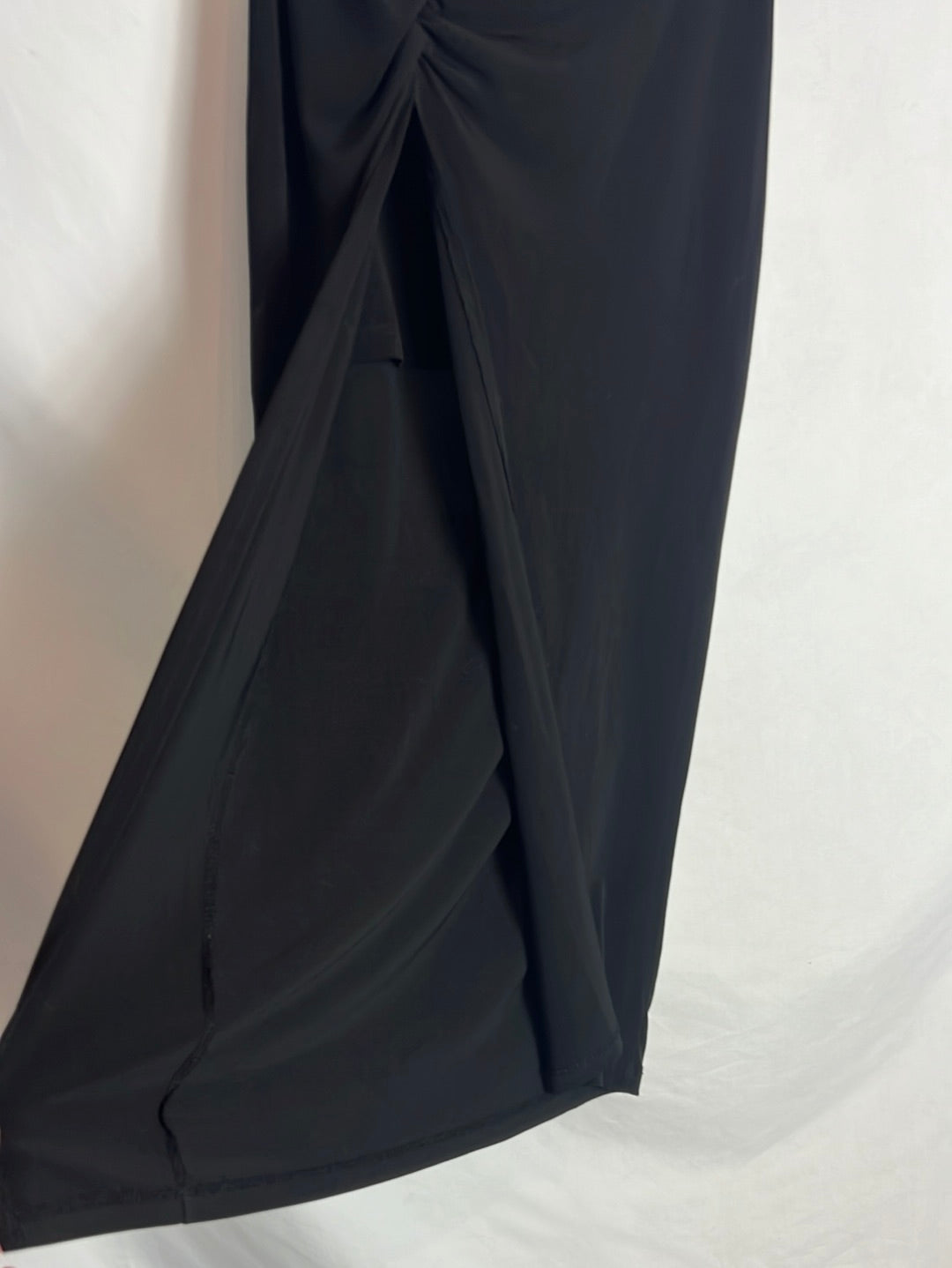 PULL&BEAR . Falda midi negra apertura . T S