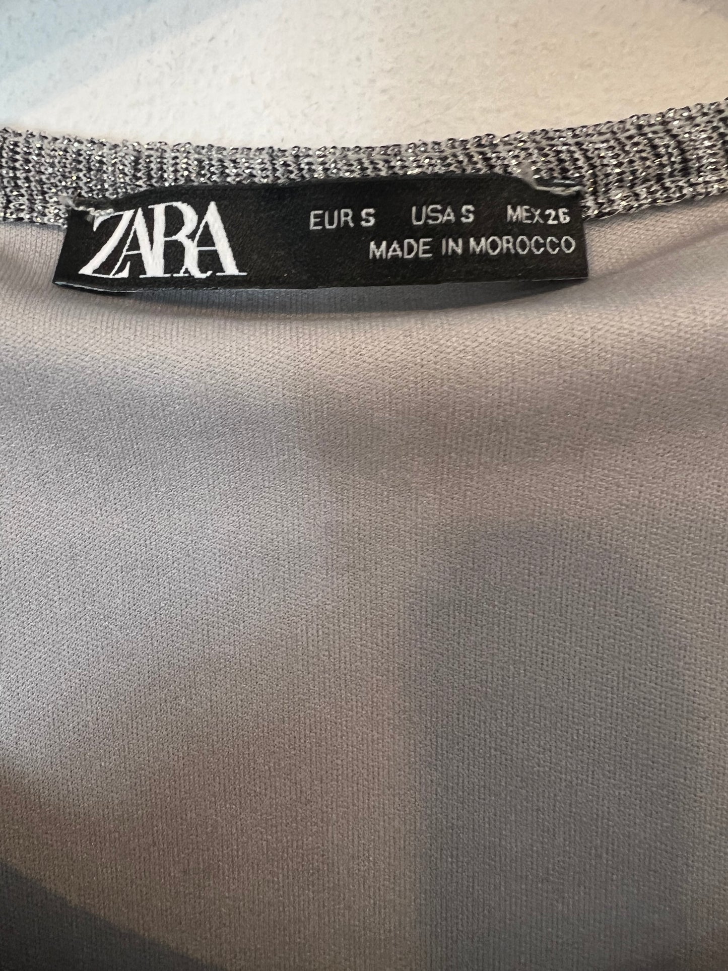 ZARA. Vestido volantes plateado. T S