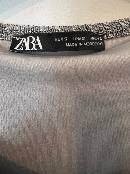 ZARA. Vestido volantes plateado. T S