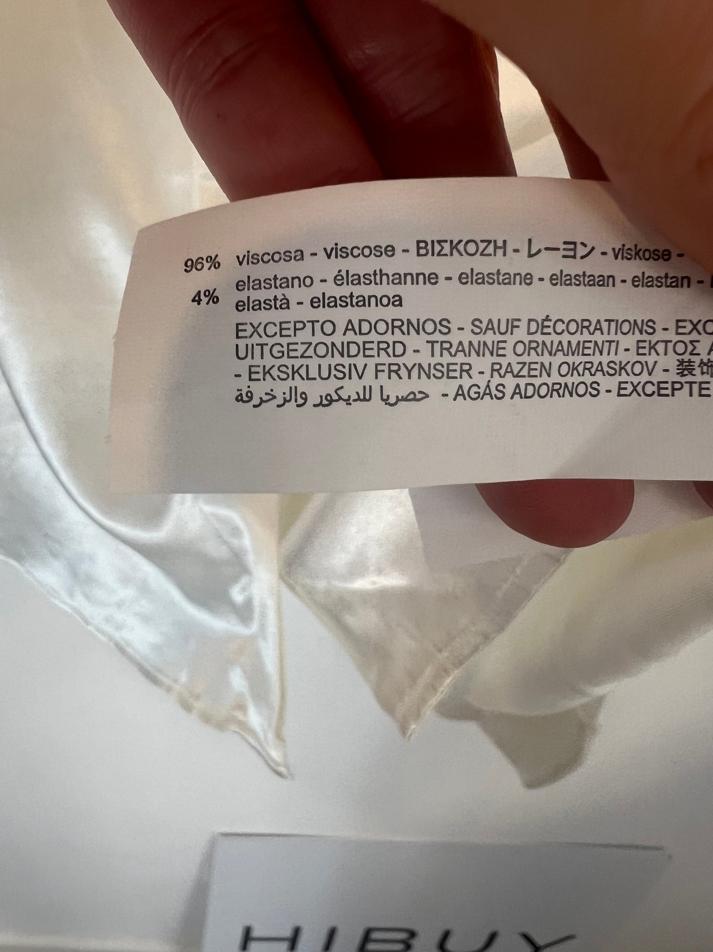 ZARA. Blusa satinada detalle pedrería cuello. T XL