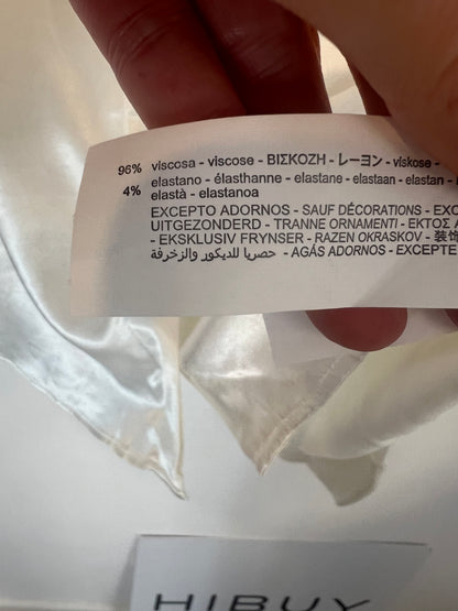 ZARA. Blusa satinada detalle pedrería cuello. T XL