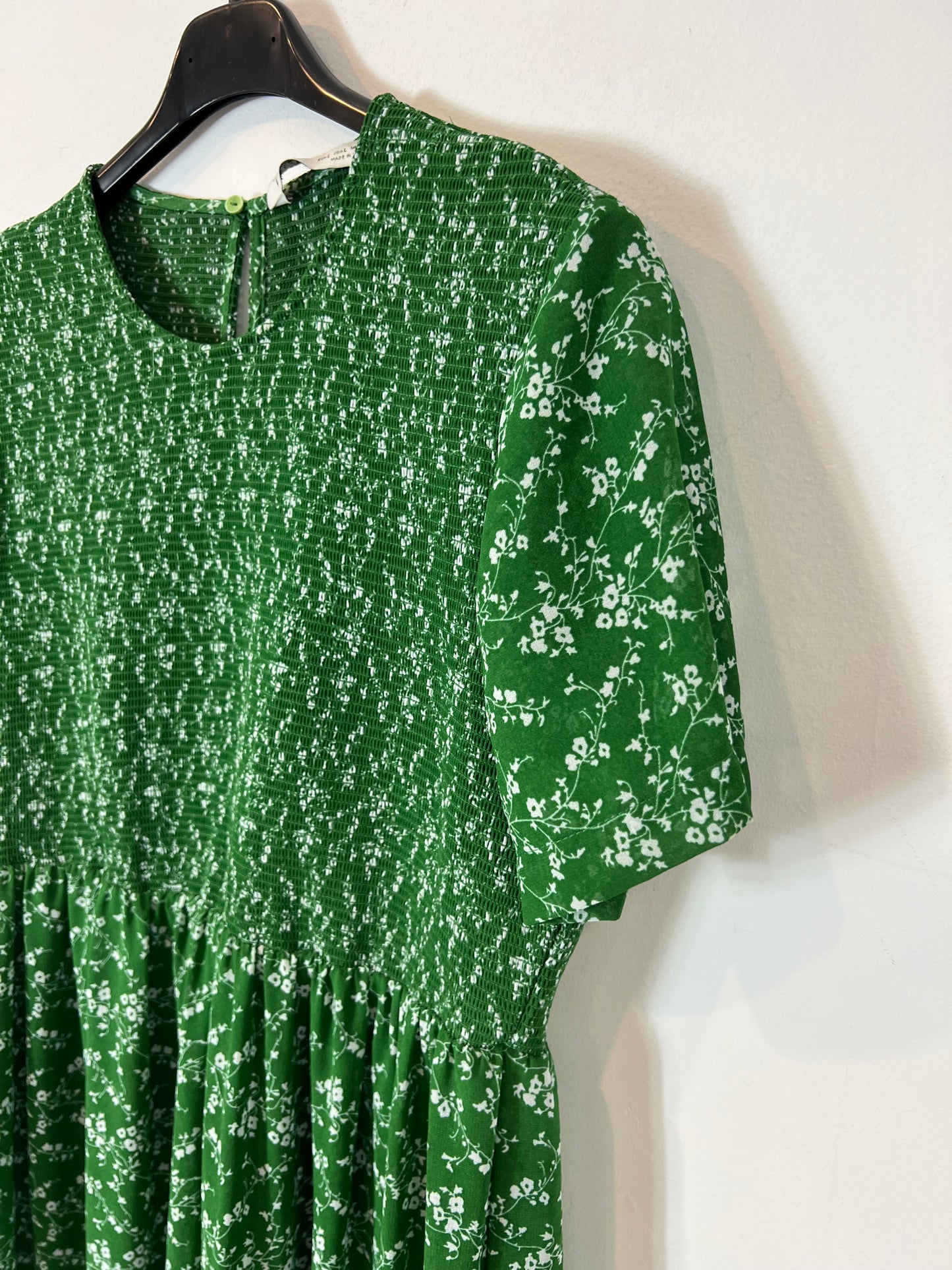 ZARA. Vestido verde largo nido de abeja. T L