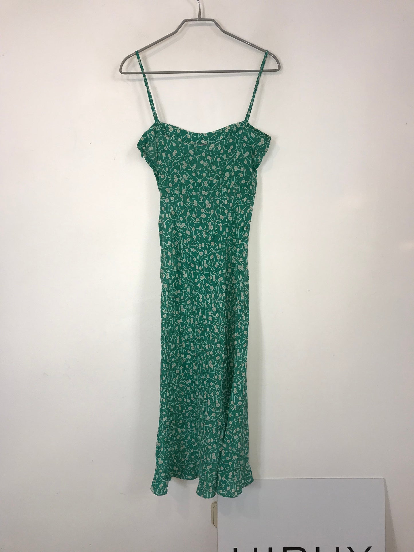 RÉALISATION. Vestido midi seda verde flores