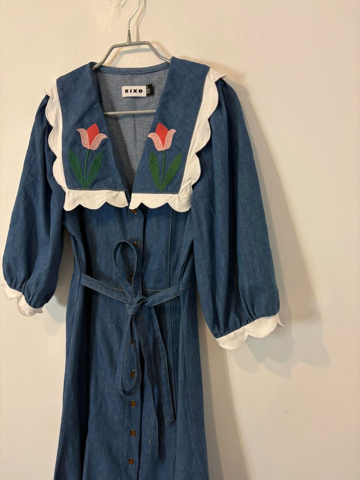 RIXO. Vestido largo denim fluido bordados