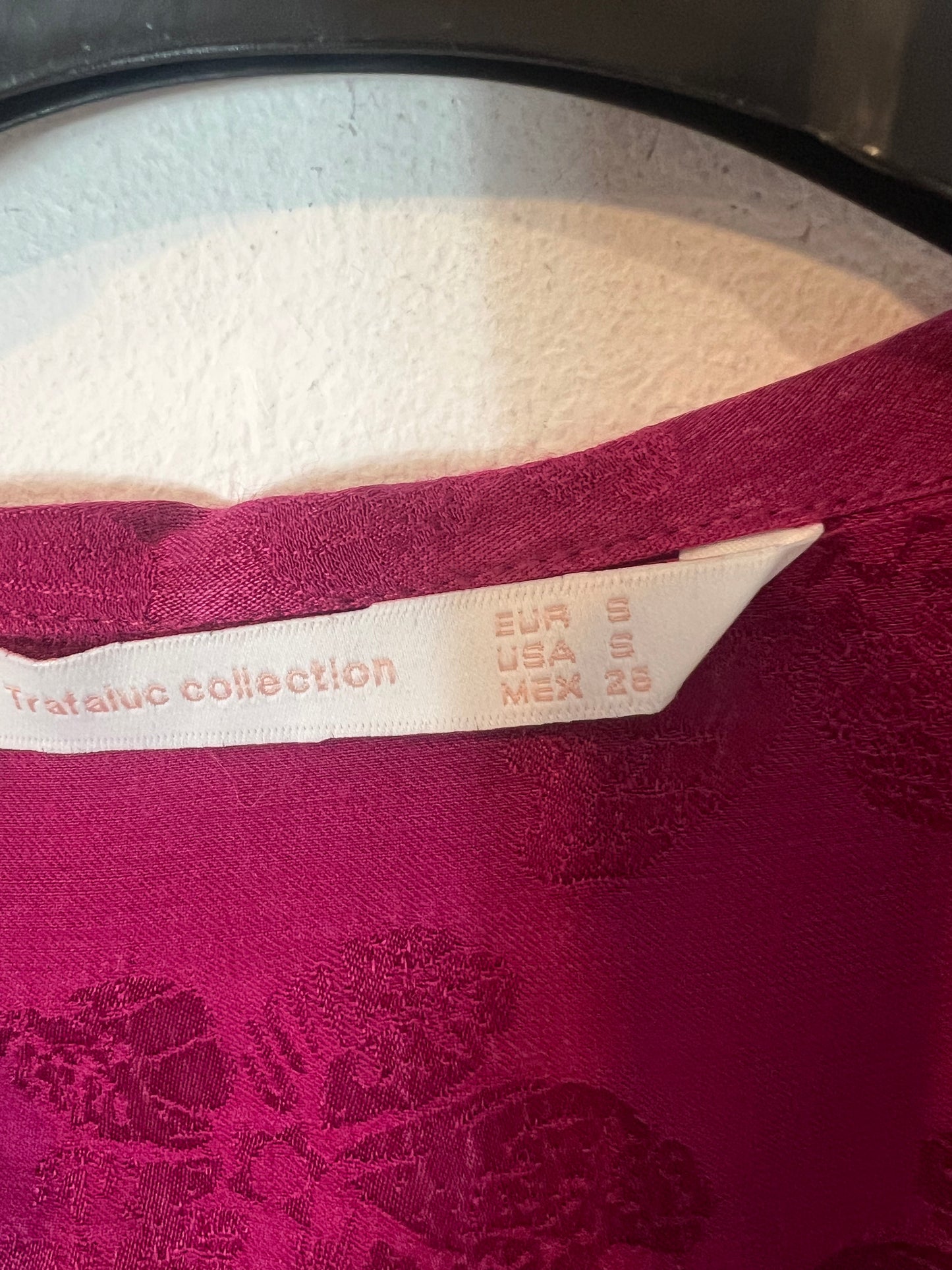 ZARA. Blusa satinada rosa fucsia. T S