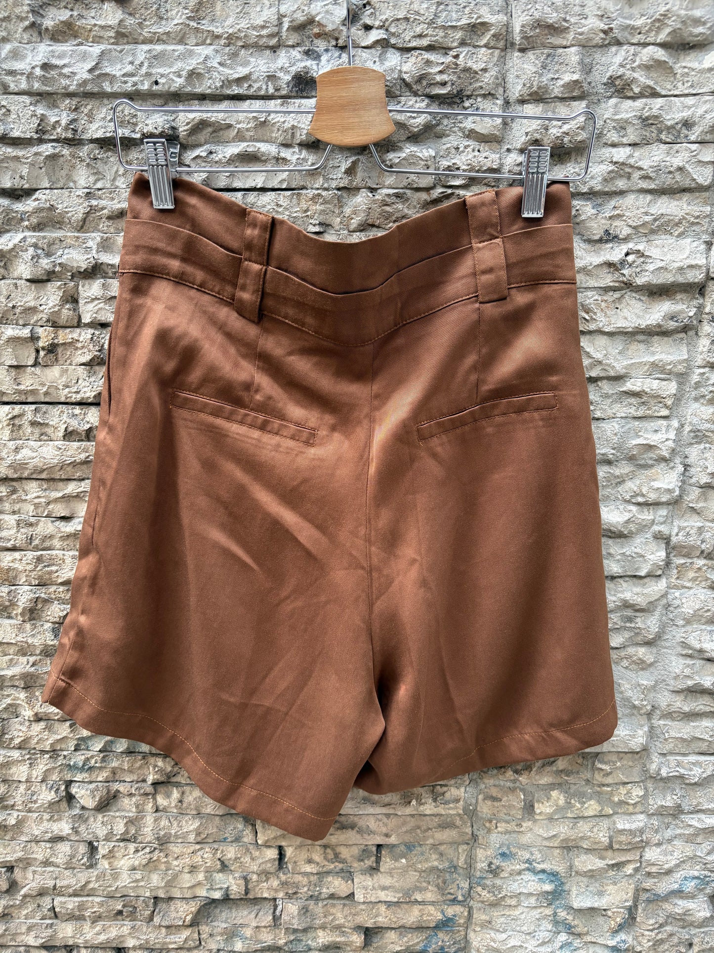 NERATTA. Bermuda marrón fluida