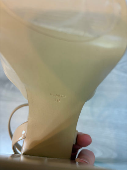 MANGO. Plataforma beige charol T.38