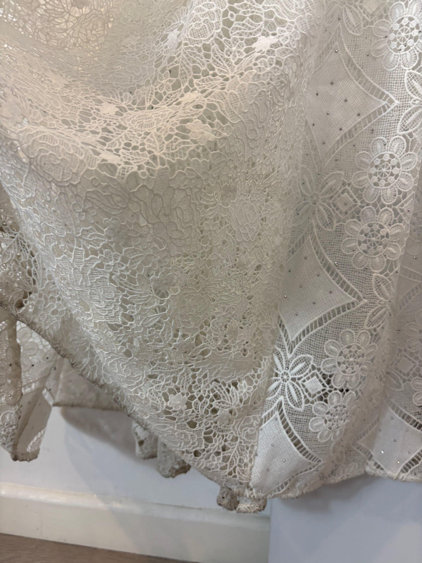 MAJE. Vestido blanco encaje