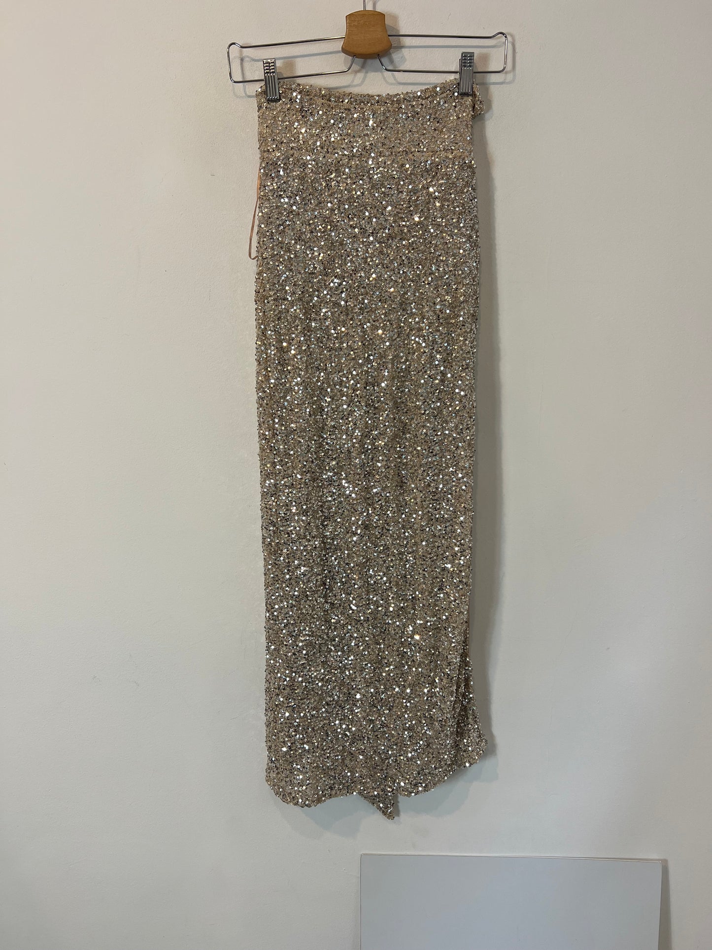 NEVER FULLY DRESSED. Falda midi lentejuelas