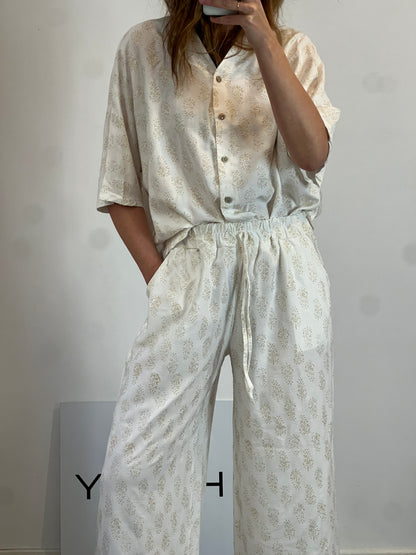 OTRAS. Conjunto blanco fluido estampado hojas. T M/L