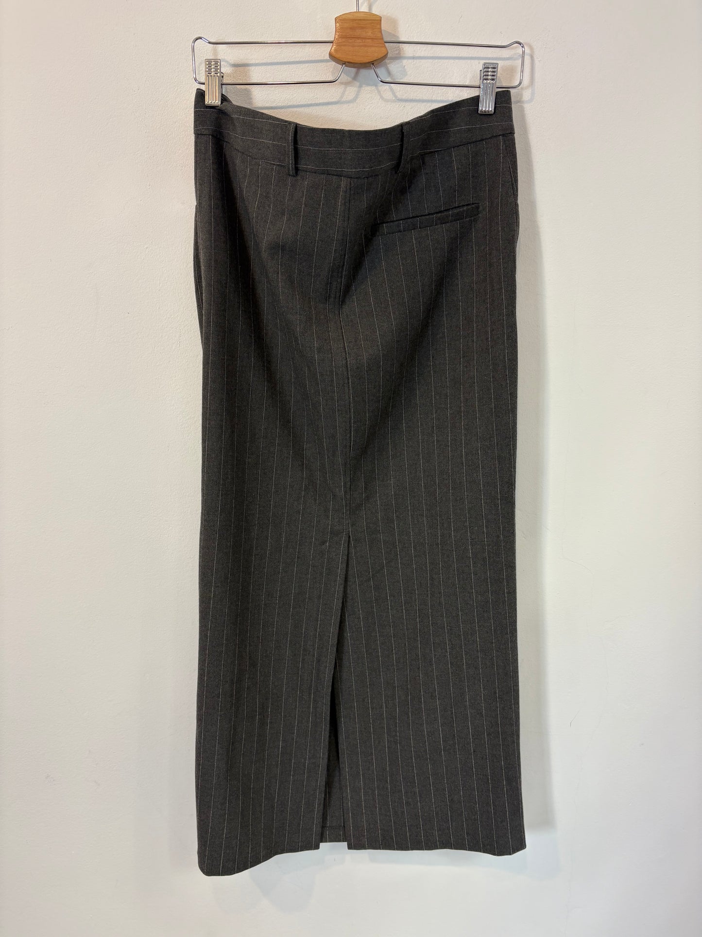 ZARA. Falda midi gris rayas