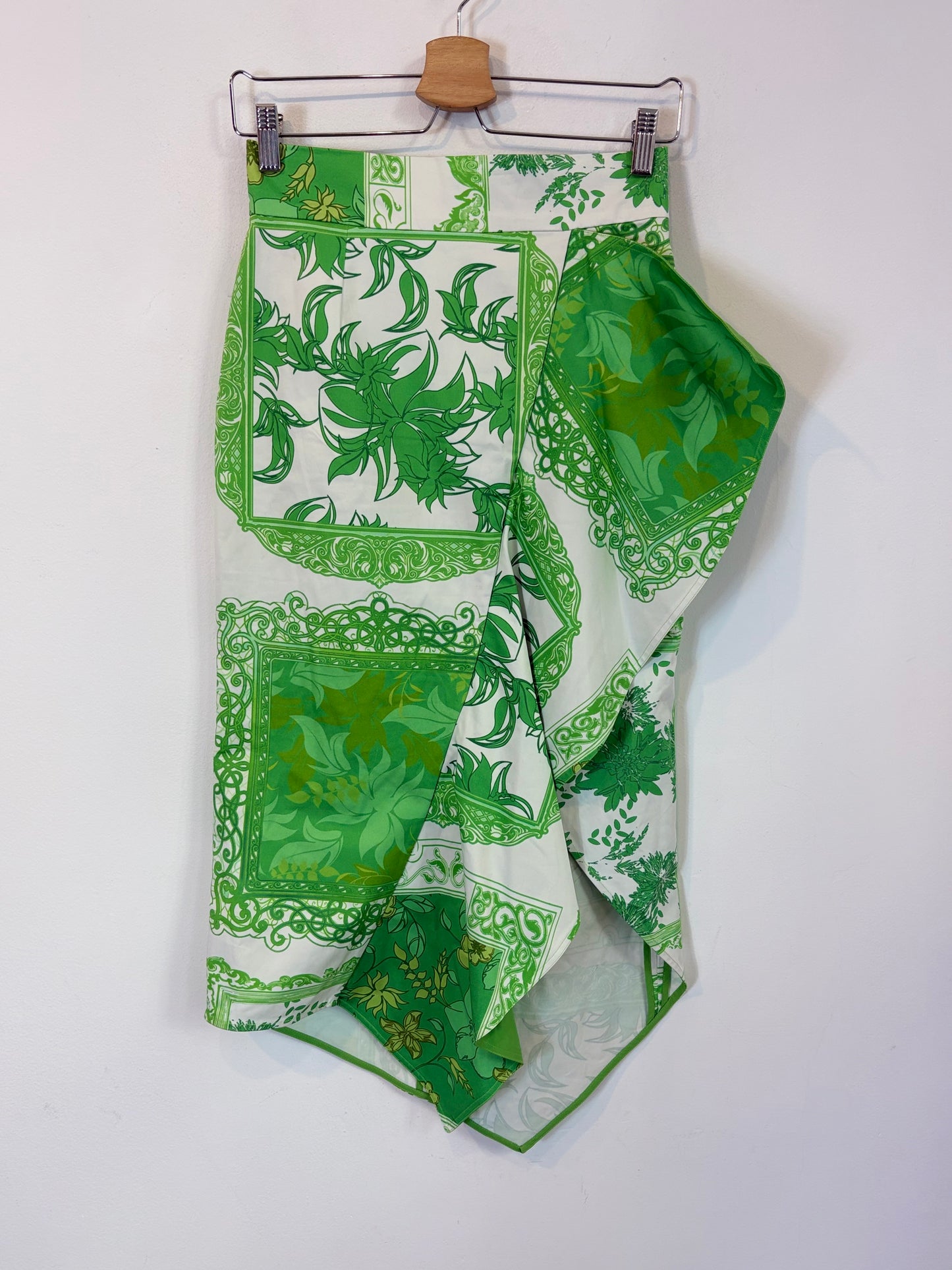 SILVIA TCHERASSI. Falda midi estampado verde.asimétrica. T S