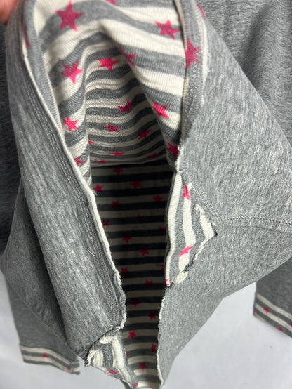 THE HIP TEED. Gray lettering sweatshirt. TS/M