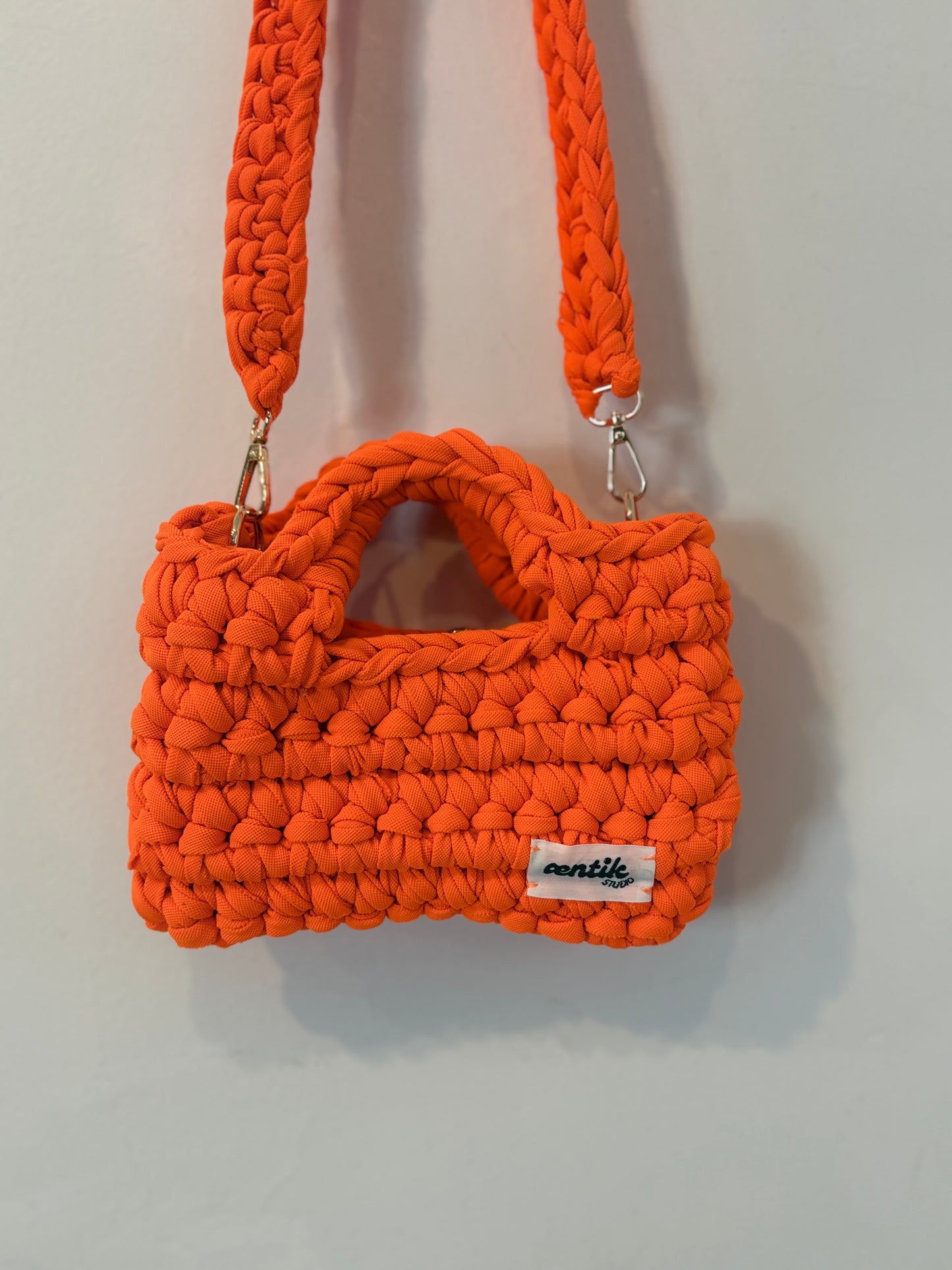 OTRAS. Bolso naranja handmade