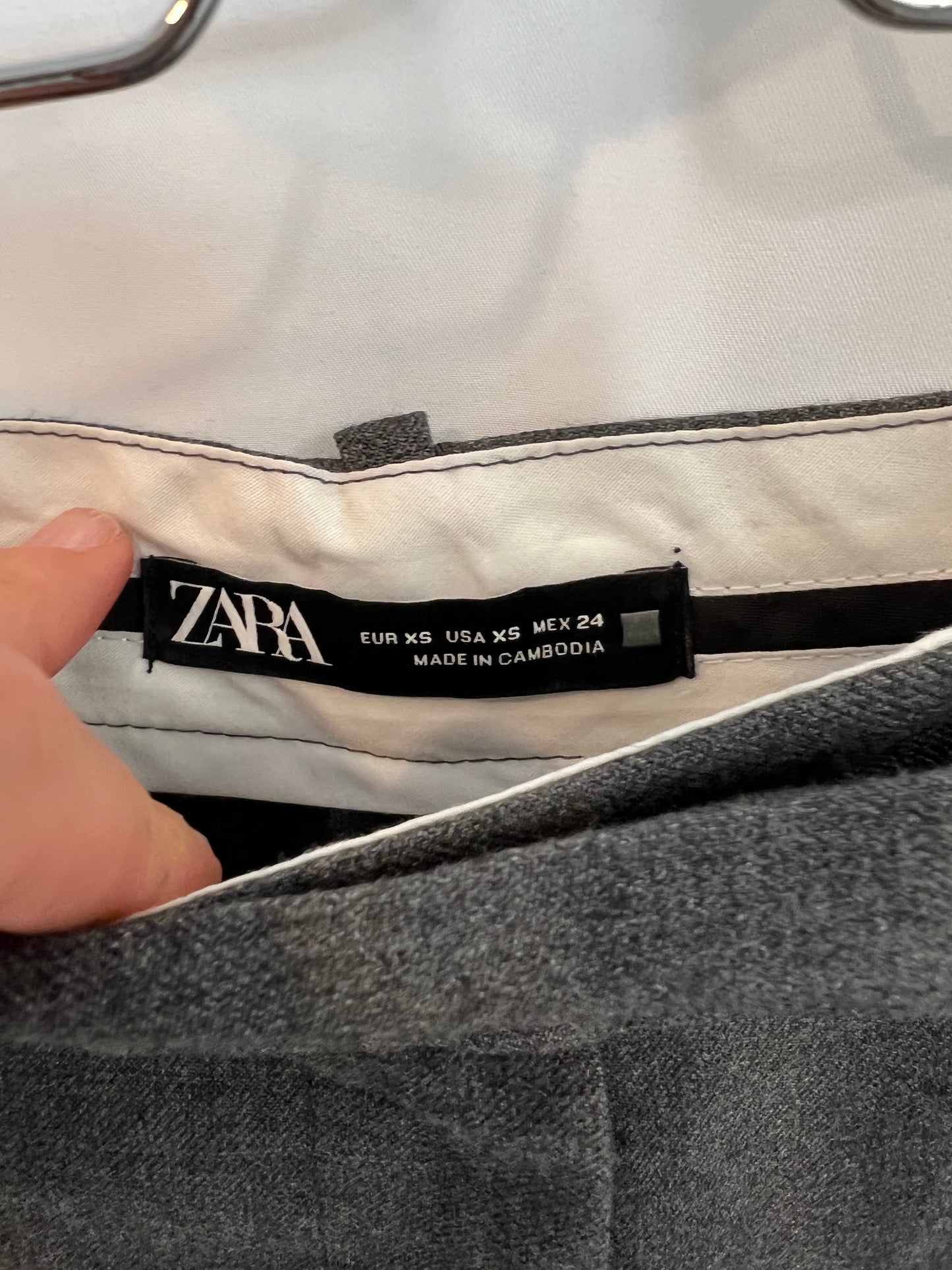 ZARA. Pantalón gris fluido pata ancha. T XS
