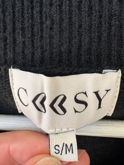 COOSY. Jersey negro cuello pico