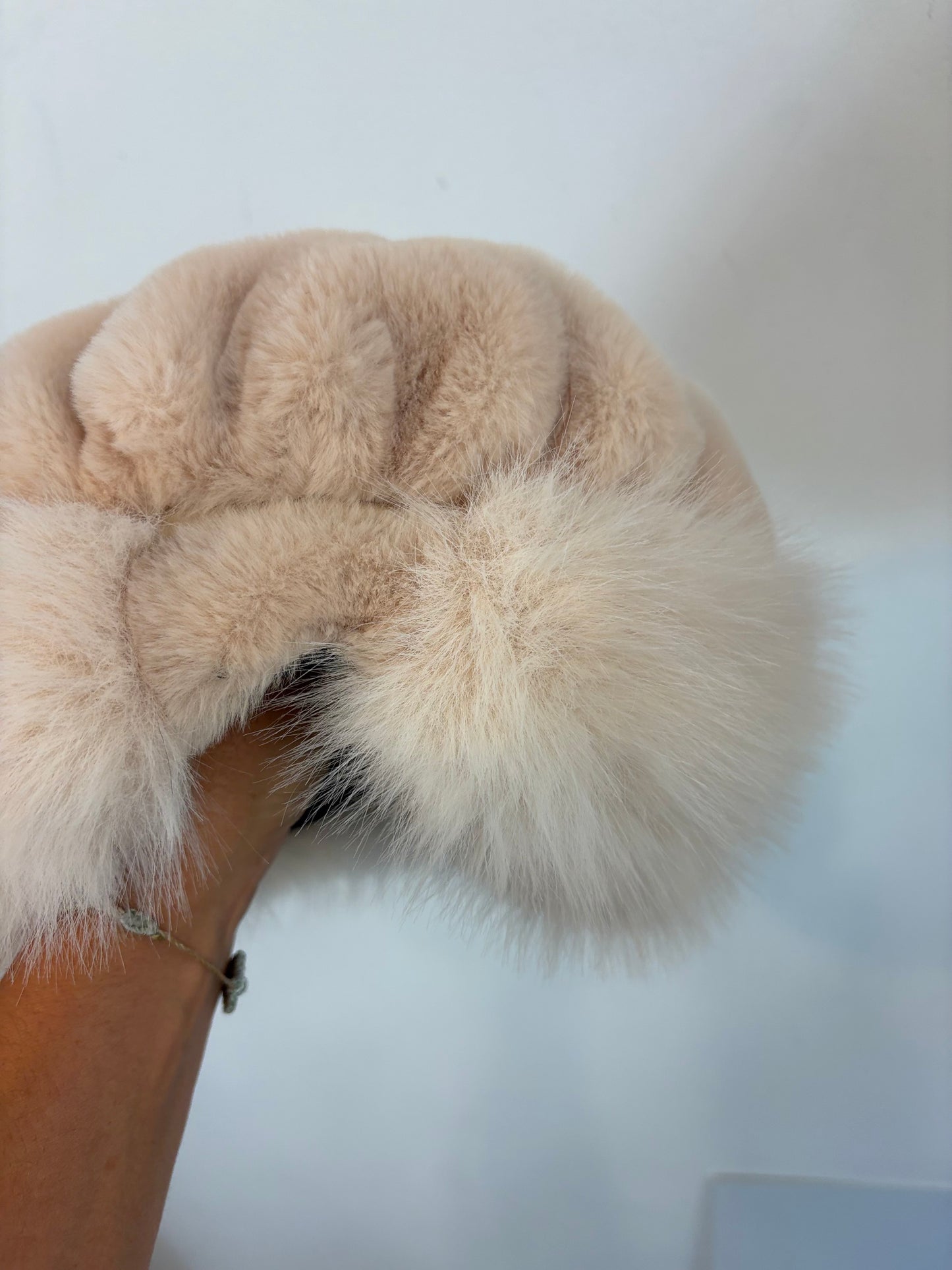 OTRAS. Gorro pelo beige