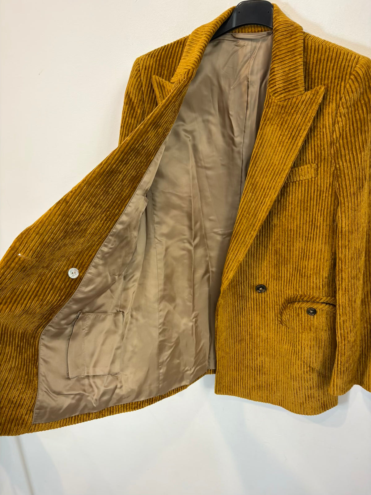 BLAZÉ MILANO. Modelo Everyday blazer pana camel
