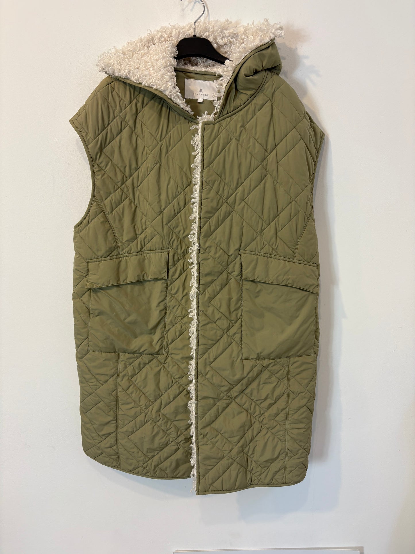 SCALPERS. Chaleco verde acolchado borrego