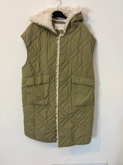 SCALPERS. Chaleco verde acolchado borrego