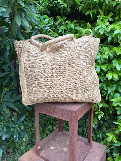 INTROPIA. Bolso rafia bordado