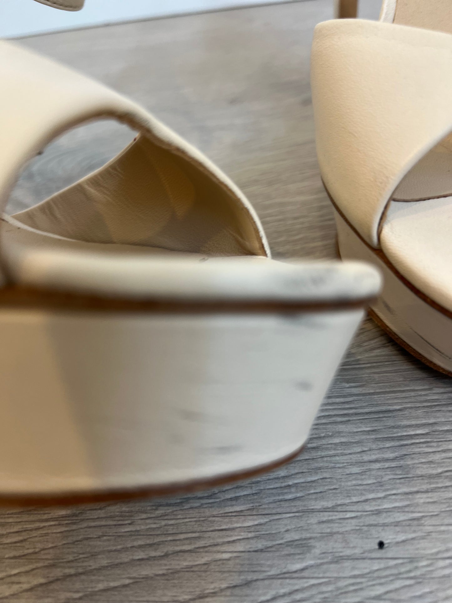 LOLA CRUZ. Sandalia beige claro plataforma. T 39