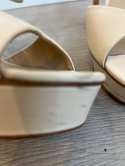 LOLA CRUZ. Sandalia beige claro plataforma. T 39