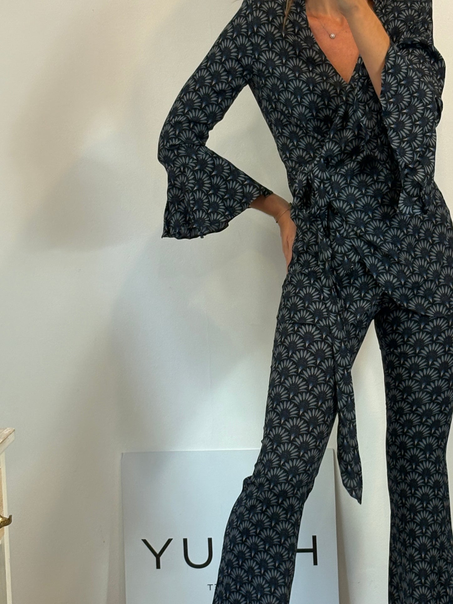 LADY PIPA. Total look azul estampado