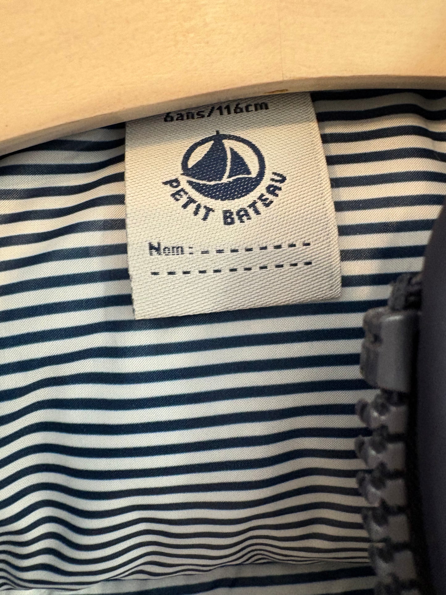 PETIT BATEAU. Chaleco azul acolchado. T 6 años