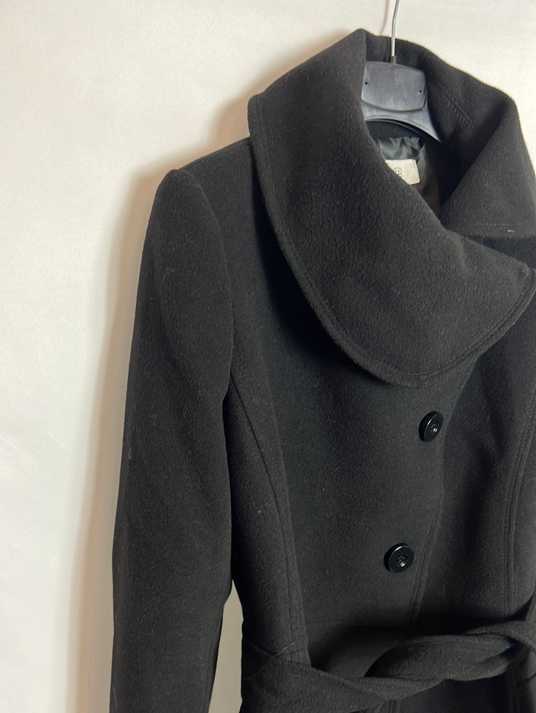 FÓRMUA JOVEN. Abrigo paño negro solapa. T 36