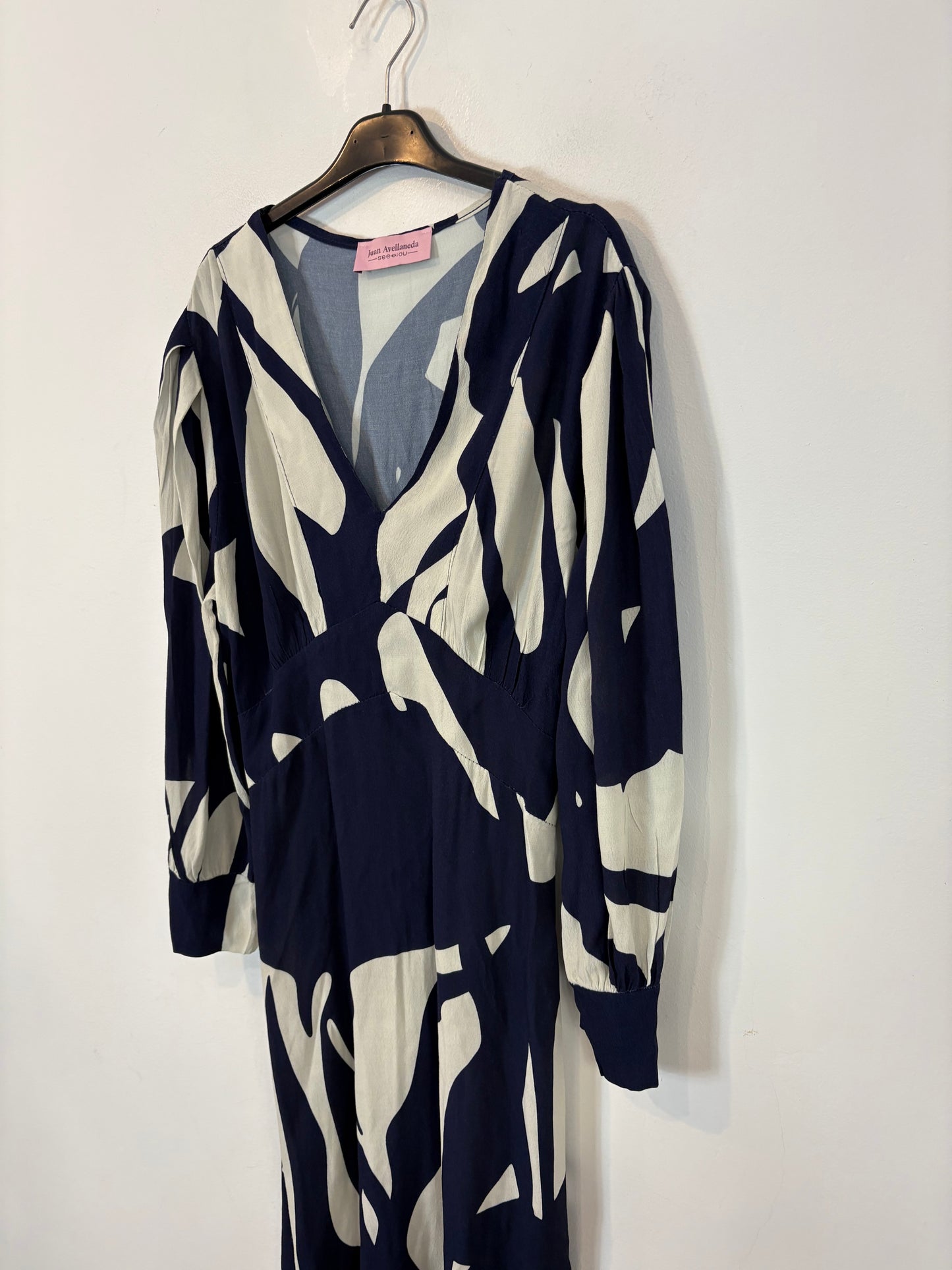 JUAN AVELLANEDA. Vestido largo estampado azules