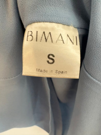 BIMANI. Blusa azul claro espalda abotonada