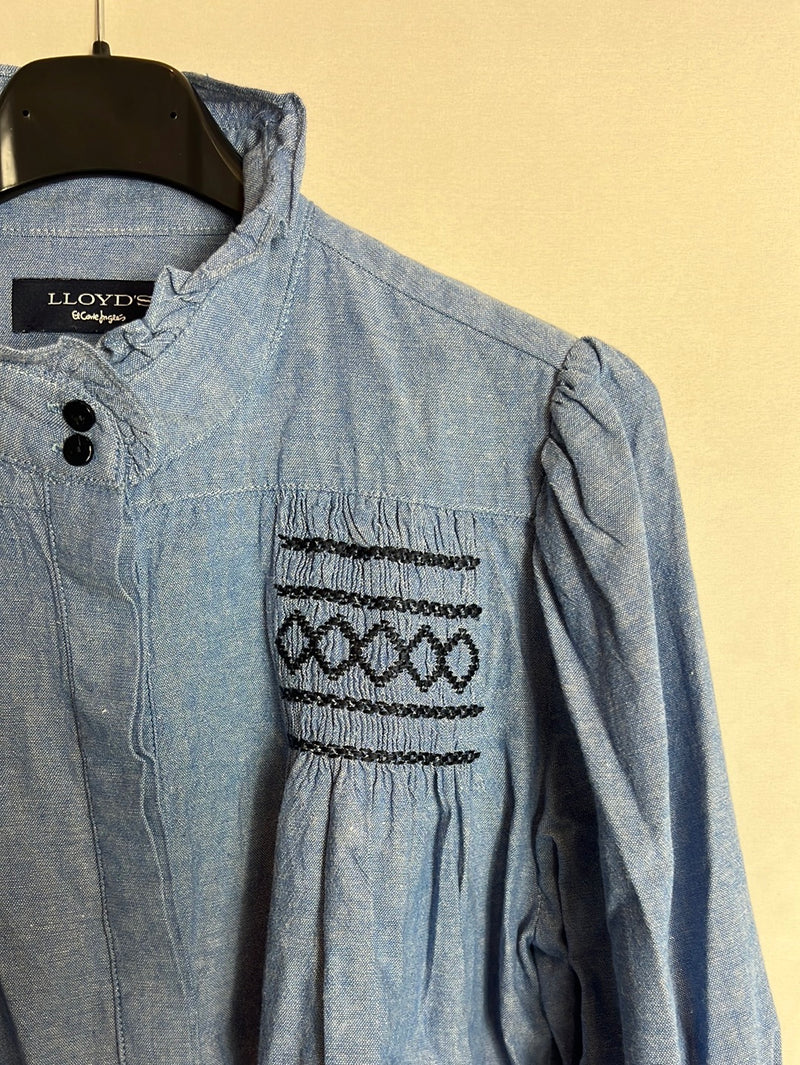 LLOYD’S. Camisa azul efecto denim bordados. T 40