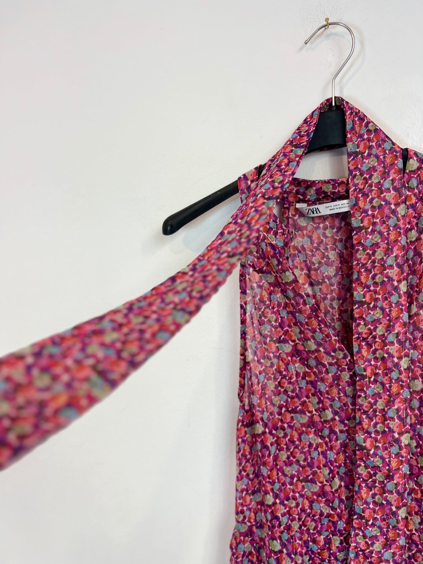 ZARA. Vestido corto  flores tonos rosas T.s