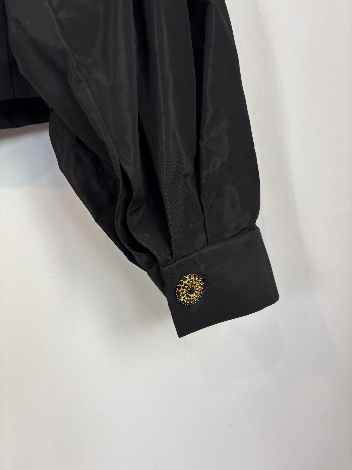 CARMEN MARCH. Chaqueta negra volumen