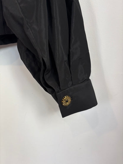 CARMEN MARCH. Chaqueta negra volumen