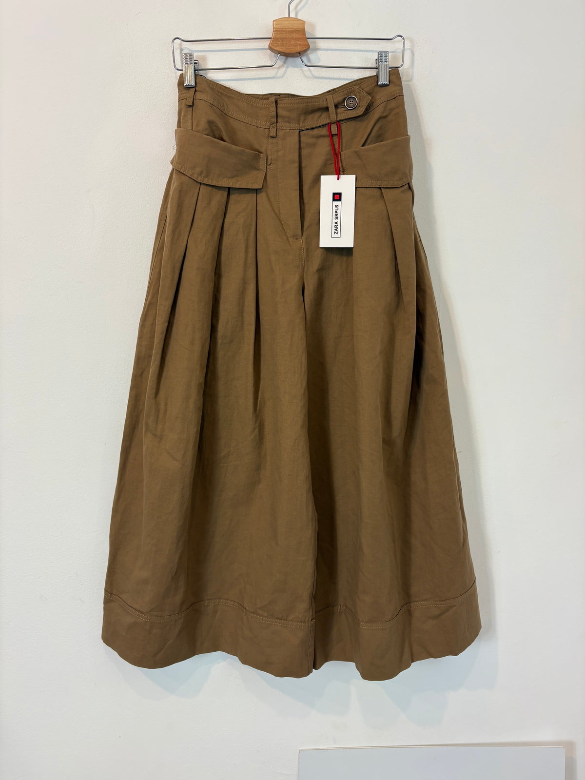 ZARA SRPLS. Pantalón marrón bolsillos efecto falda