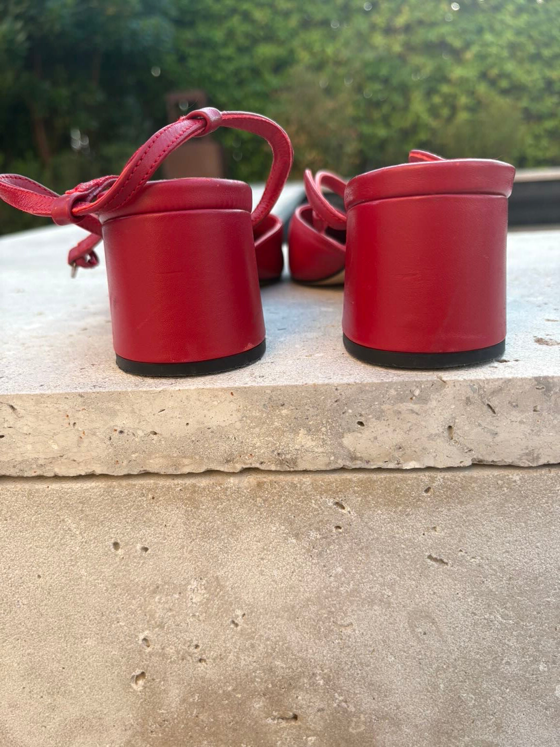 UTERQÜE. Zapatos rojos piel destalonados. T 39