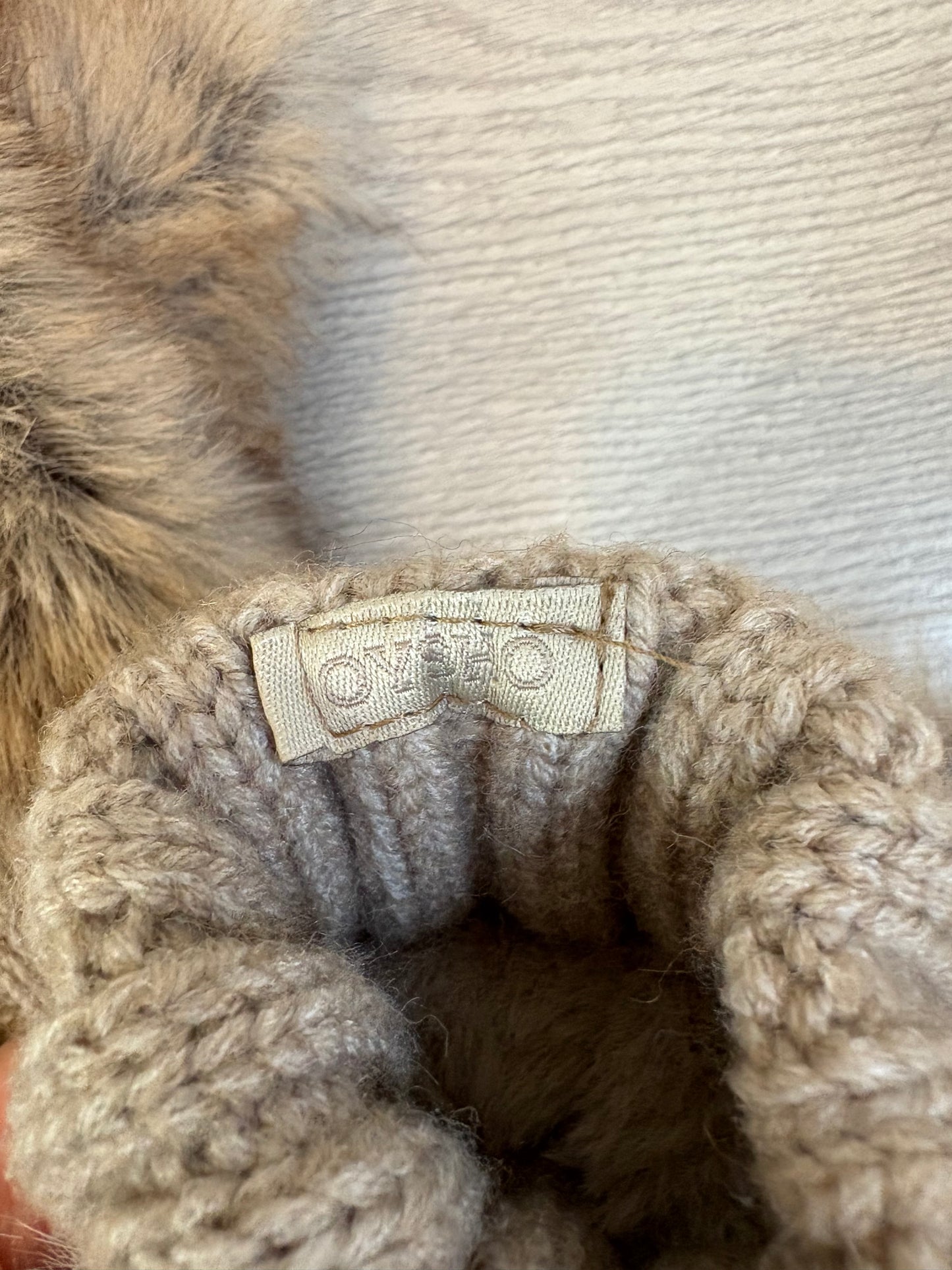 OYSHO. Manoplas pelo tonos beiges