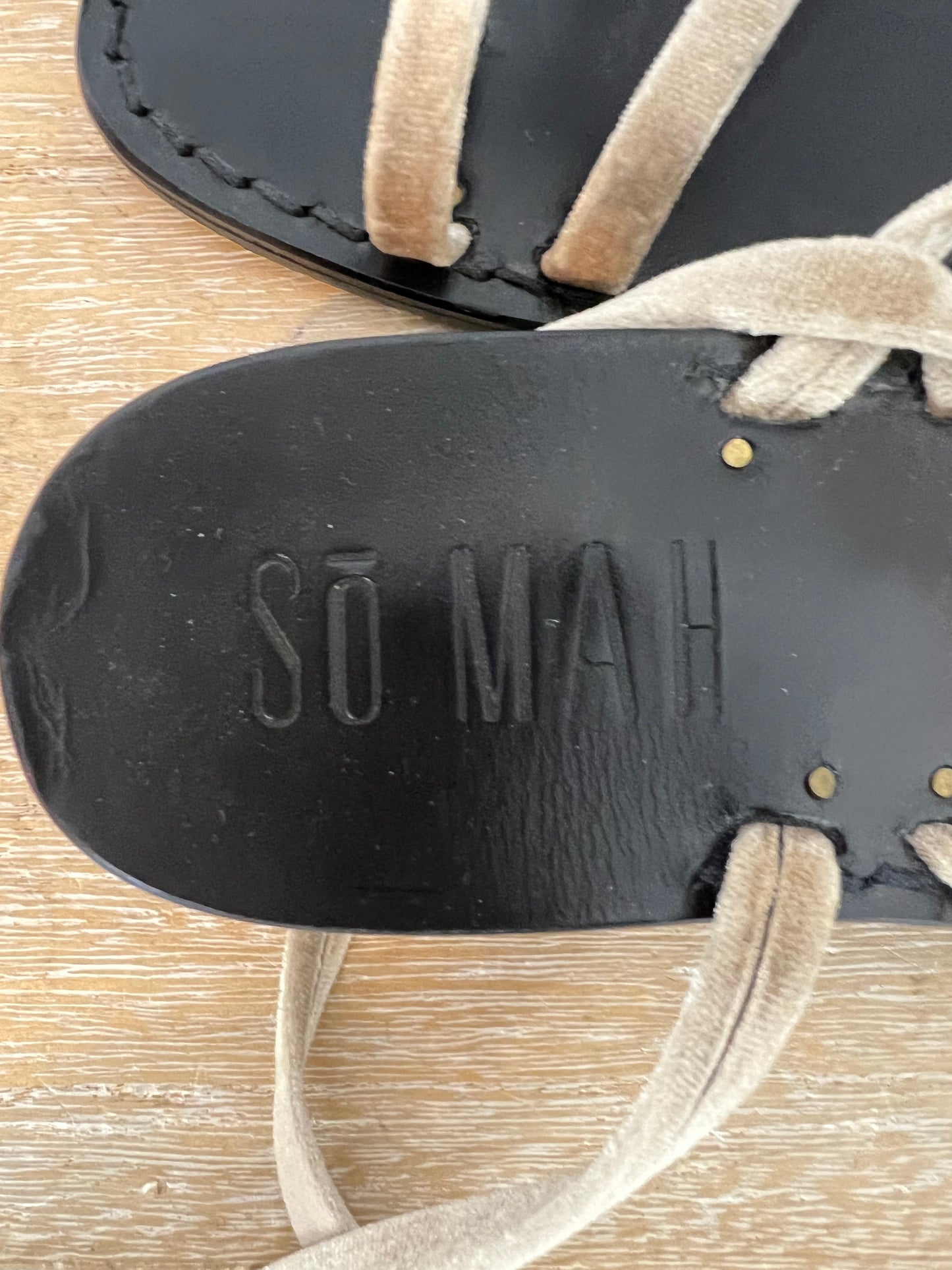 SO MAH. Sandalia tiras terciopelo beige. T 39