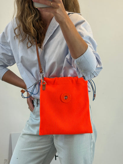 BIMBA Y LOLA. Bolso de saco naranja