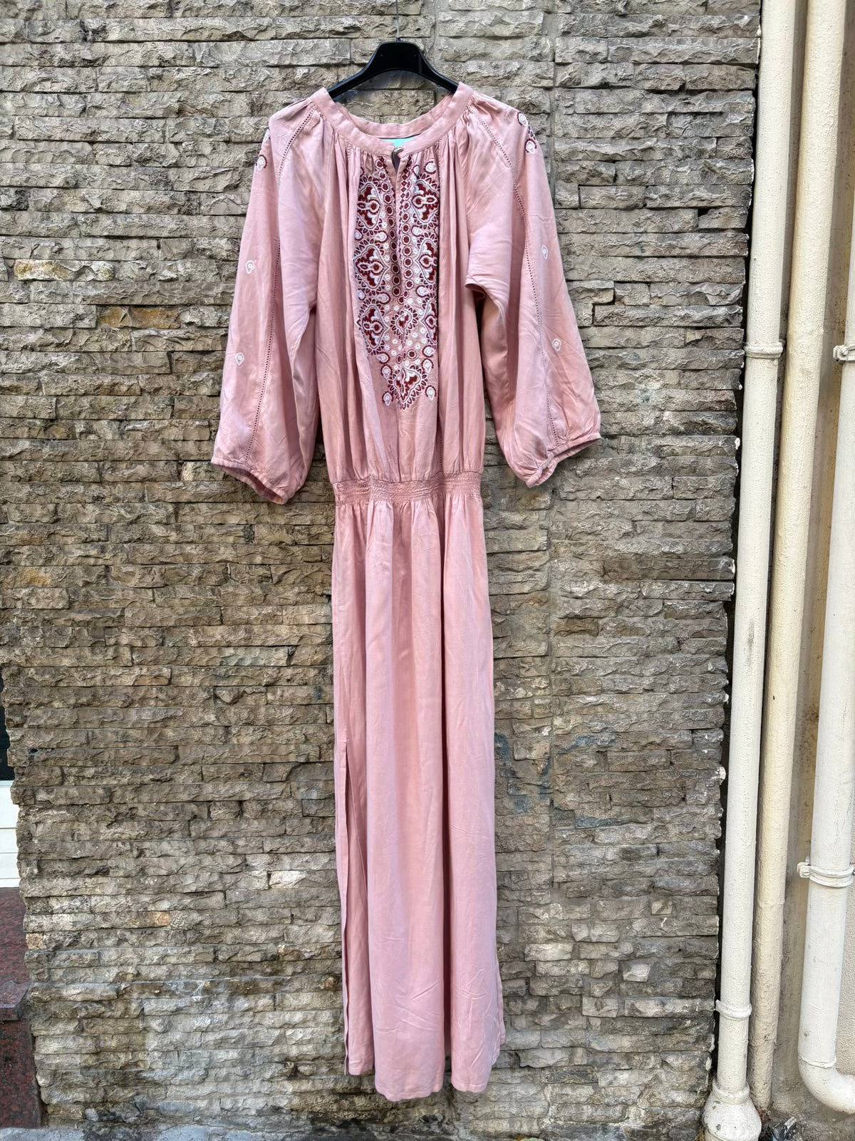 MELISSA ODABASH. Vestido largo empolvado bordados