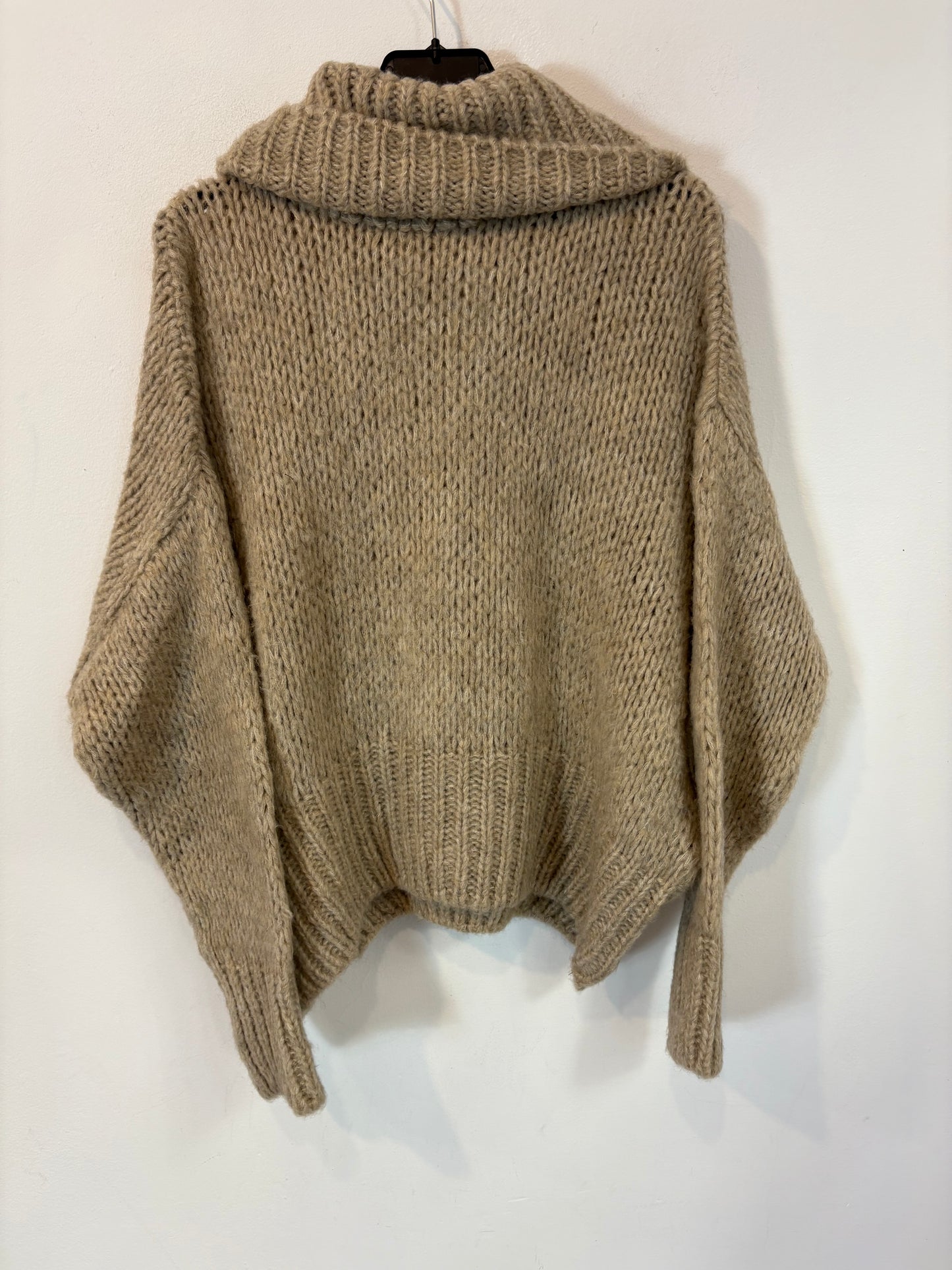 OTHERS. Beige chunky knit sweater. TS/M