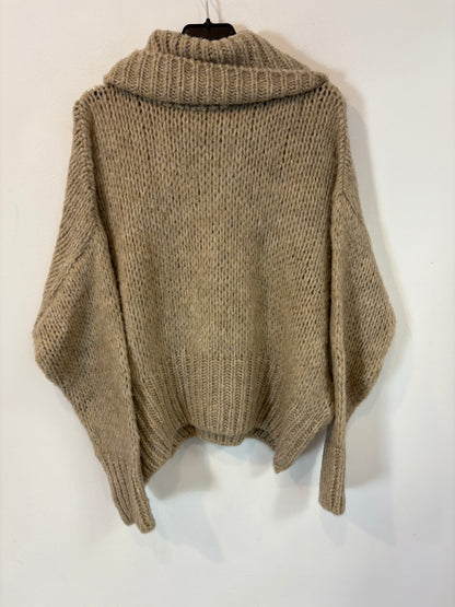 OTHERS. Beige chunky knit sweater. TS/M