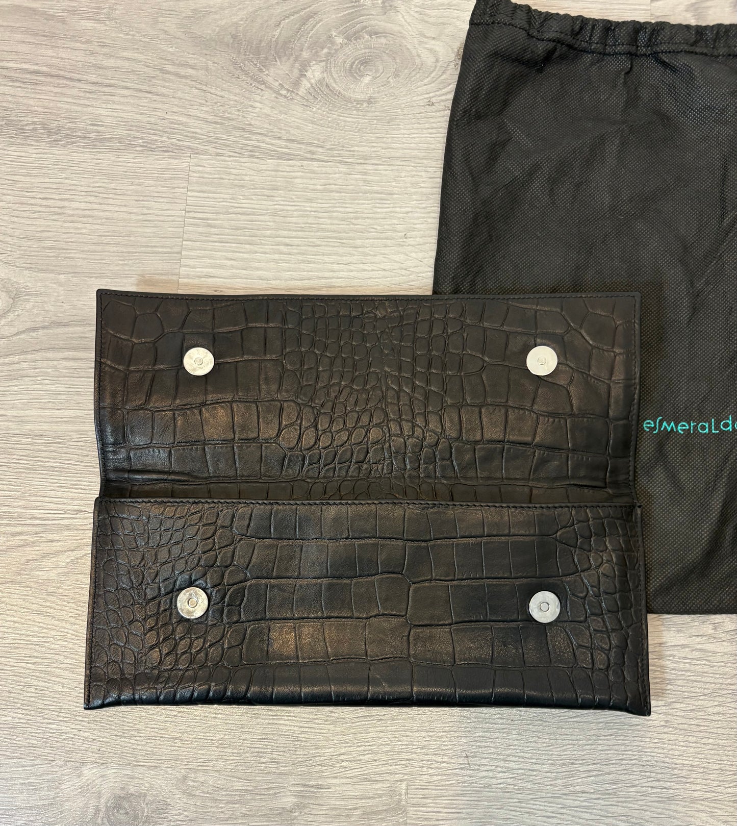 VERDE ESMERALDA . Cartera de mano negra troquelada