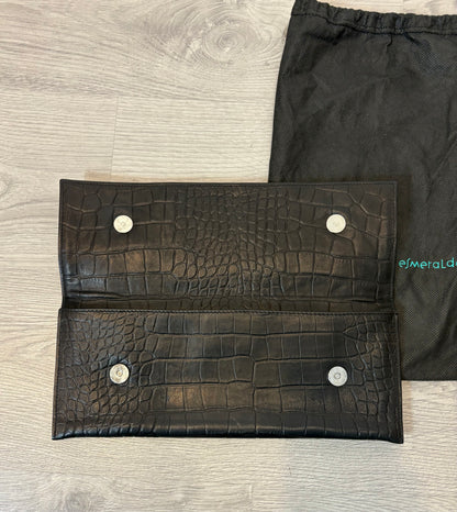 VERDE ESMERALDA . Cartera de mano negra troquelada