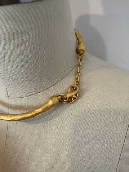 OTRAS. Gargantilla rígida dorada colgante