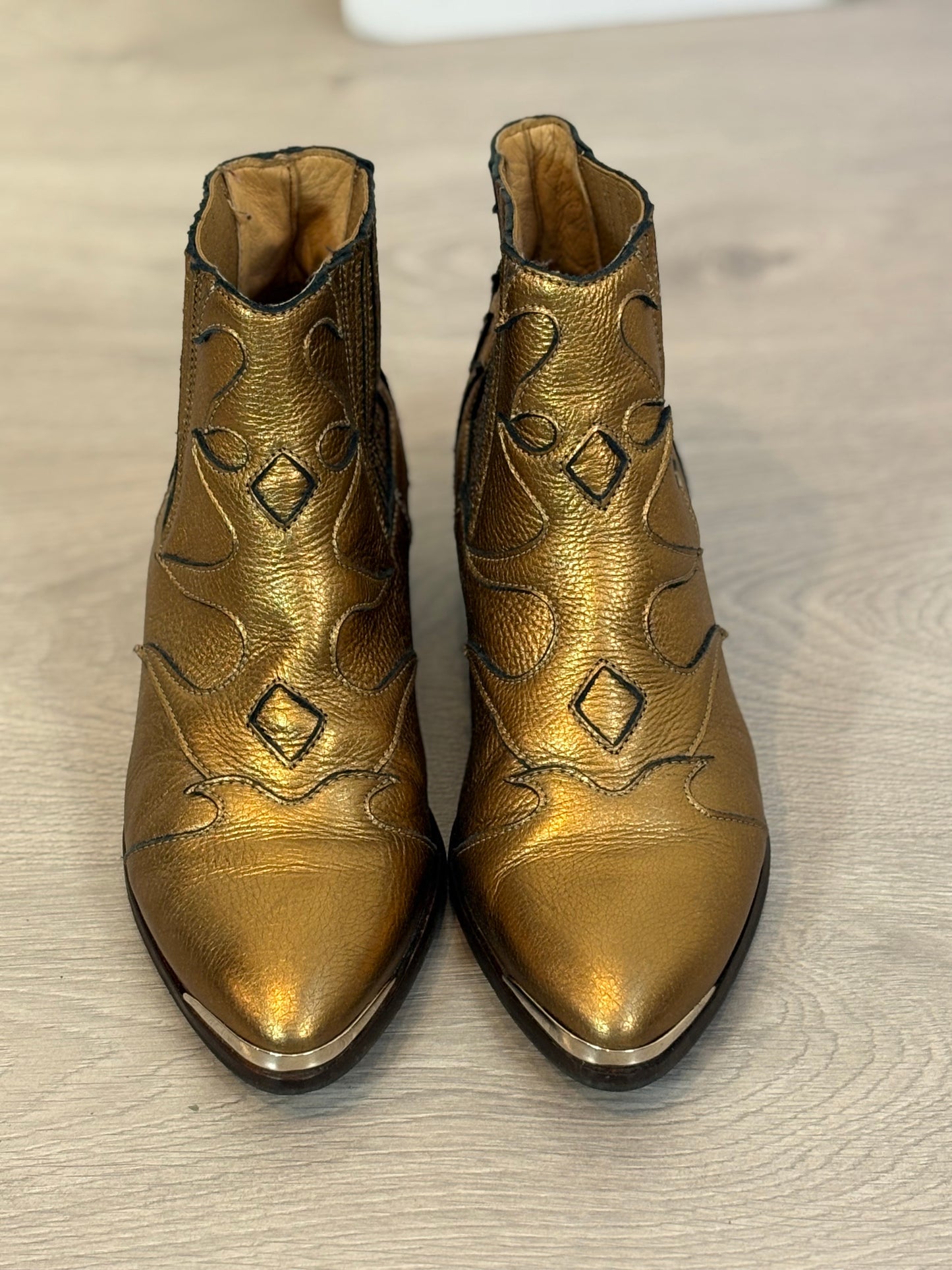 TORAL. Botines dorados piel